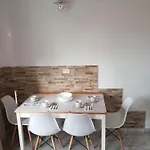 Designer 1 Bedroom White Tree 2 Minutes To The In The Center, Puerto De La Cruz, Tenerife 아파트 *